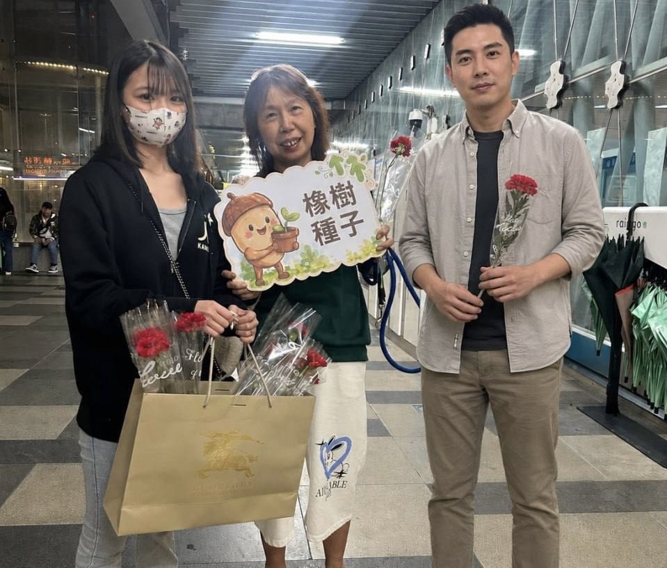 圖／楊承鑫帶領團隊母親節送暖。（橡樹種子展望會提供）