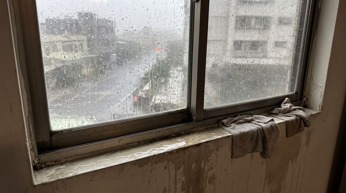 圖／要留意老舊窗框、門框是否有空隙以及矽利康是否老化龜裂，這些都會造成滲水（AI生成示意圖）