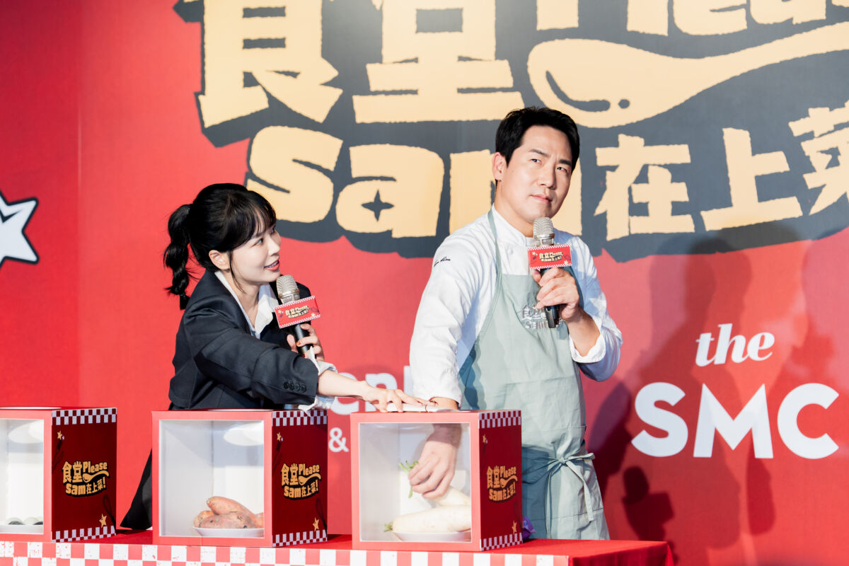 圖／Sam Kim 將手伸進節目神秘箱，憑觸覺盲猜白蘿蔔、地瓜與皮蛋三種台灣常見食材