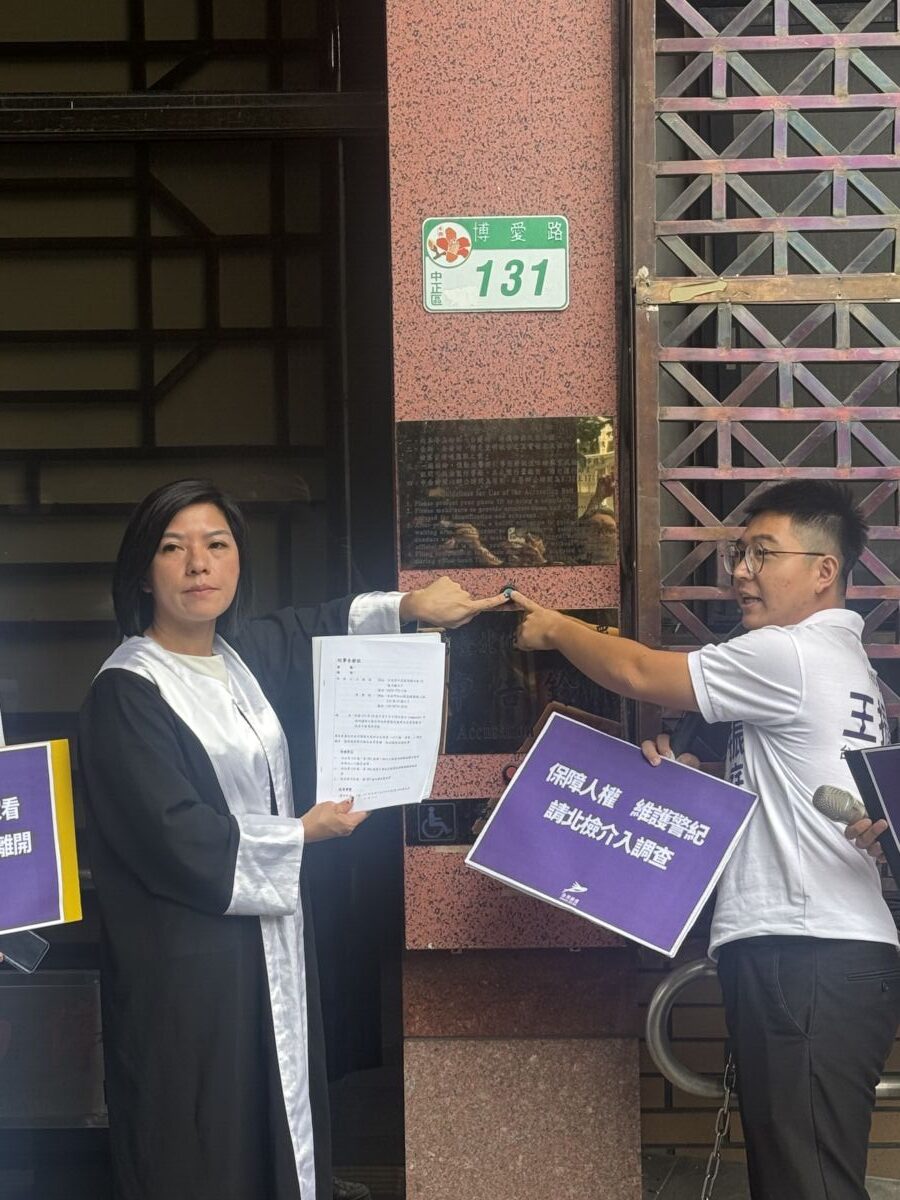 圖／日前台灣前進陣線赴臺灣臺北地方檢察署按鈴控告畫面，李惠暄律師（左）