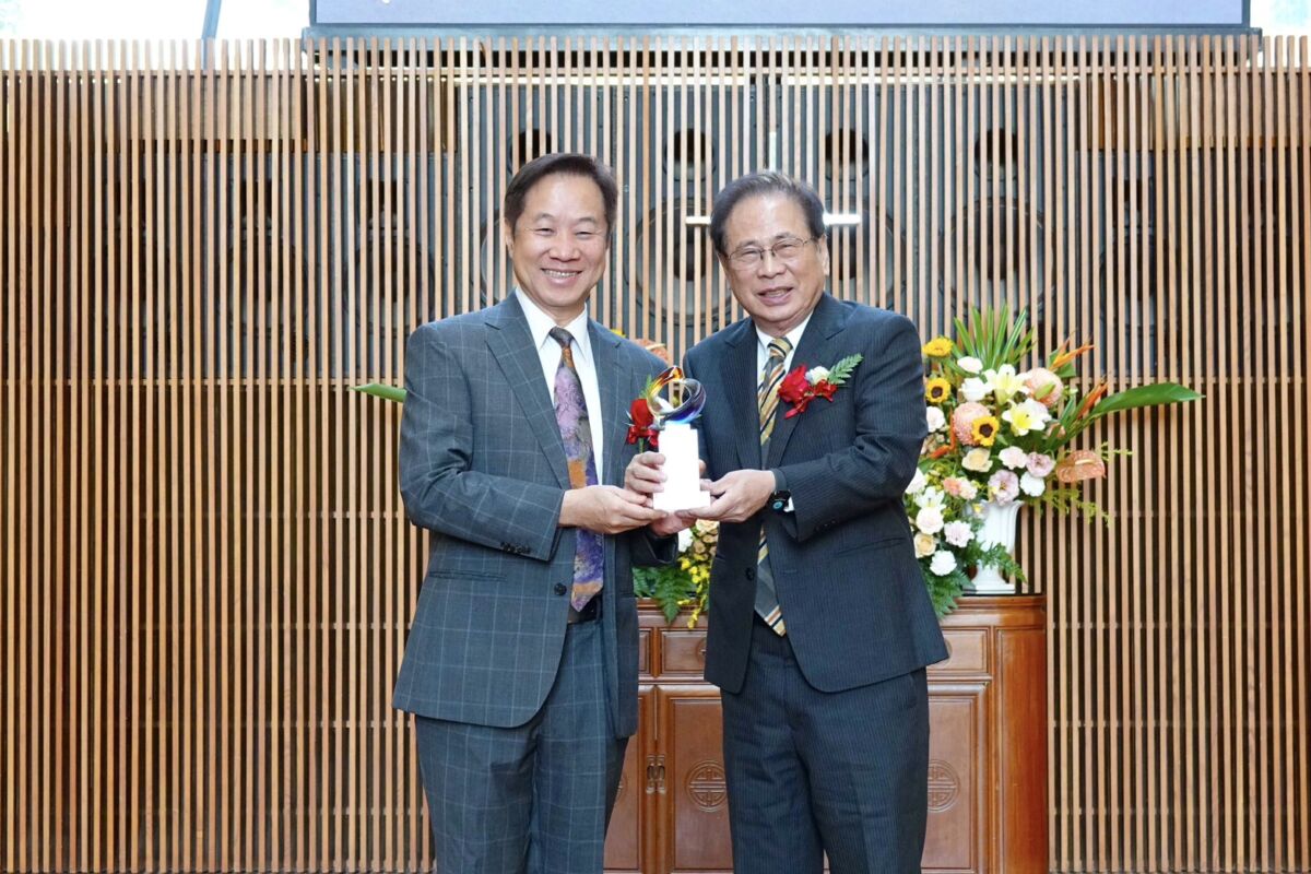 圖／東海大學校長張國恩（左）與鄭清和（右）合影，感謝他捐資一億元支持半導體大樓建設，獻禮母校71週年校慶。（東海大學提供）