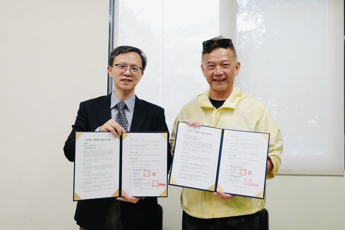 圖／新北市游榮吉教育基金會提出、攜手東海大學推動的「世界學堂」計畫正式啟動，東海產推處處長許書銘（左）及新北市游榮吉教育基金會執行長沈中元（右）代表簽署合作意向書。