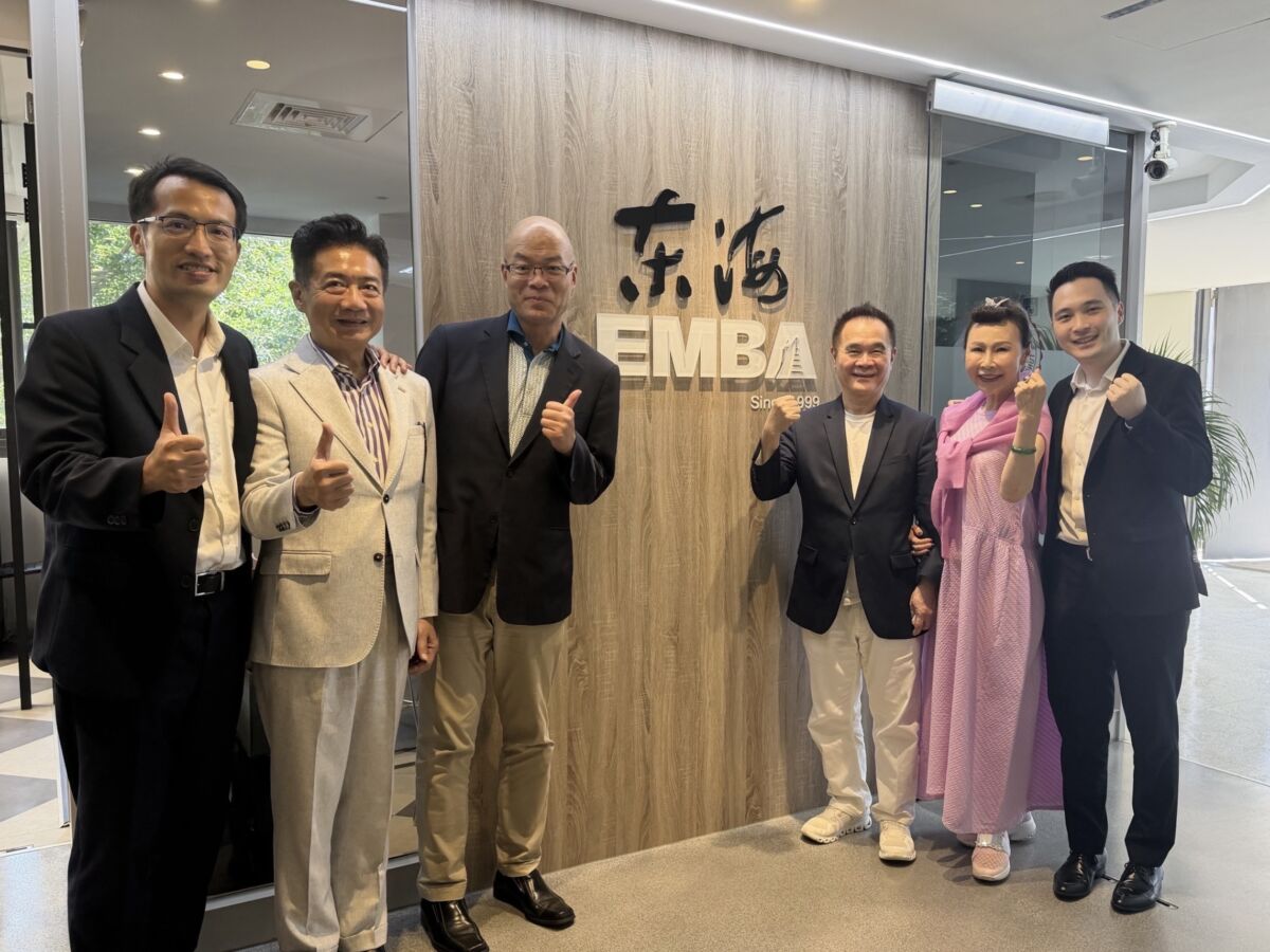 圖／東海EMBA長年培育眾多企業校友，今年特別邀請史丹佛商學博士林修葳(左3)接掌管理學院、國貿系教授唐運佳出任EMBA主任(左1)，持續深化高階人才培育。（東海大學提供）
