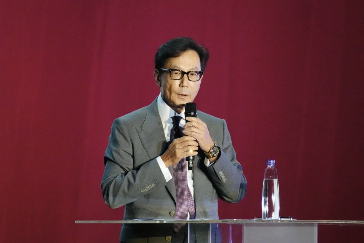 圖／東海董事、富邦集團董事長蔡明忠擔任EMBA榮譽講座教授，開設《反思經營學》，分享金融、電信、投資及企業治理歷程中的重大決策與風險挑戰。（東海大學提供）