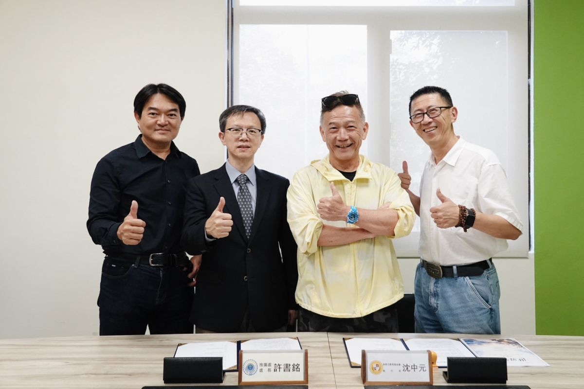 圖／ 首波推出新加坡「海洋・城市書院」課程，由華語流行音樂人「優客李林」李驥（右）領軍，帶領親子登上迪士尼探險號郵輪學習海洋AI音樂。