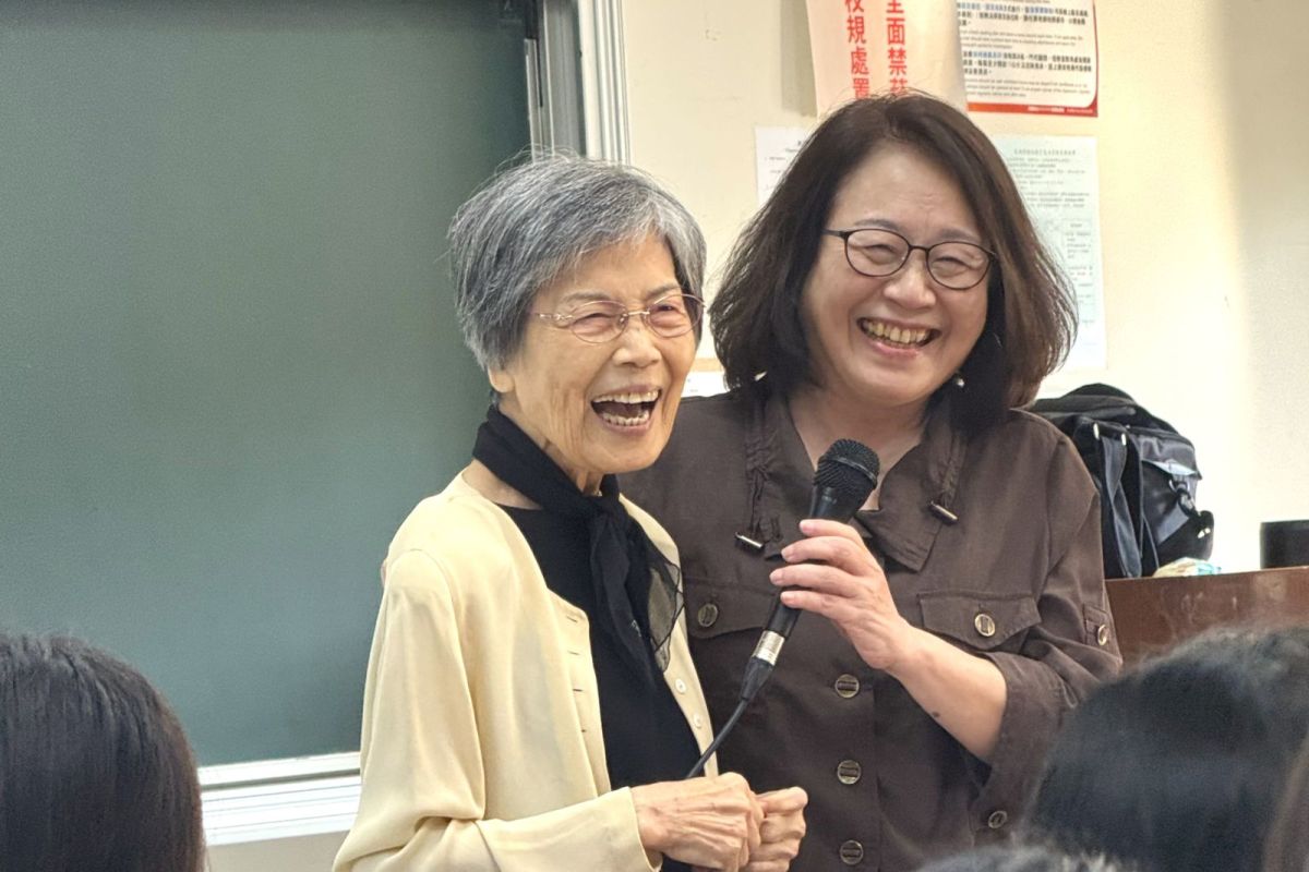 圖／李老師(左)曾說，東海不是一個抽象的機構，而是她真正生活過的地方。（東海大學提供）