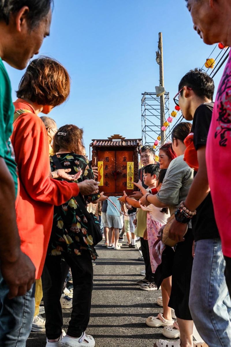 圖／桃園護國宮首度舉辦「萬人傳香」，信眾接力傳遞香擔。（楊睿麟攝影 、桃園護國宮提供）